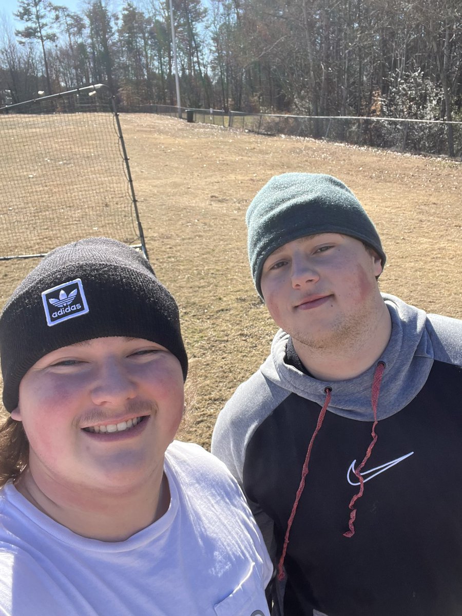 Great OL skill session with my guy @jackson_sammons today.
@weststokesfb @jimmyupchurch @CoachWhitt72