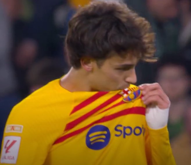 João Felix kissing Barça's badge after his goal.