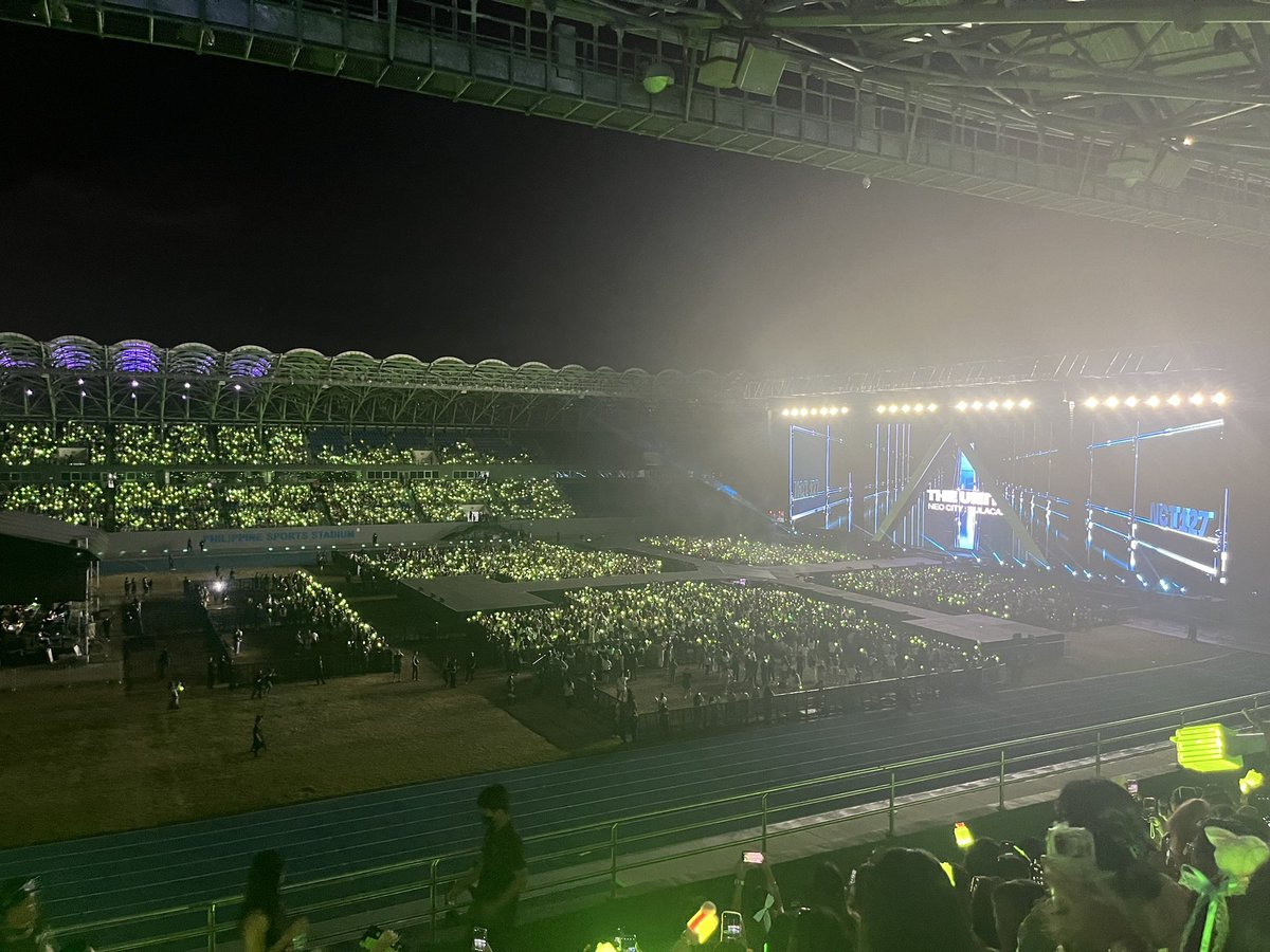 michunderstood's tweet photo. Ang tix na binili ko dapat kahilera ko lang ang extended stage pero ang kinalabasan lagpas pa pala ako. Kung alam ko lang na mas ggmitin nila yung middle stage sana yung area around it nalang ako bumili https://t.co/RxcY38YUBO