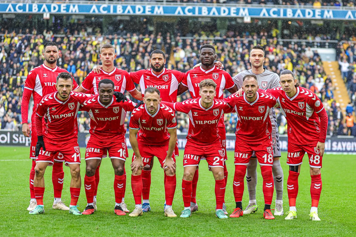erdogantok55's tweet photo. Harika oyundu. 💪
Tebrikler çocuklar 👏
Kadıköy’de, üste üste galibiyet serisini bozduğu Fenerbahçe’ye çelme takarak beraberlik puanı ile evine dönen Samsunspor’umuzu gönülden tebrik ediyorum. ❤️🤍

#FBvSAM https://t.co/MGkE8R6iwY