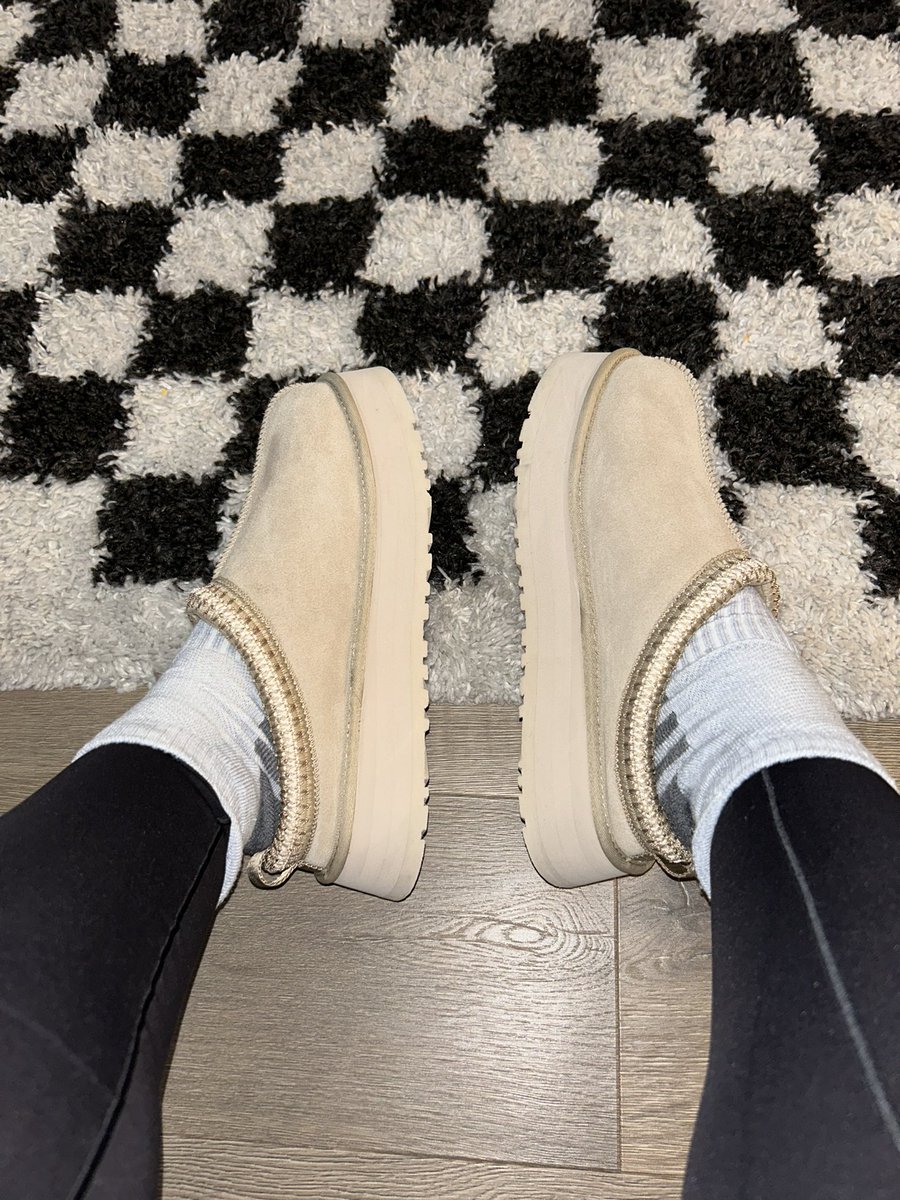 Ebonypedis's tweet photo. Who wants to sniff?
#feet #platformuggs #platforms #slippers #feetworshiฬp #Feet #feetpics #feet_pics #feetnation #feetcontent #fuzzy #anklesocks #preppy #sniff #stinky #smelly https://t.co/elpFJhQnRW