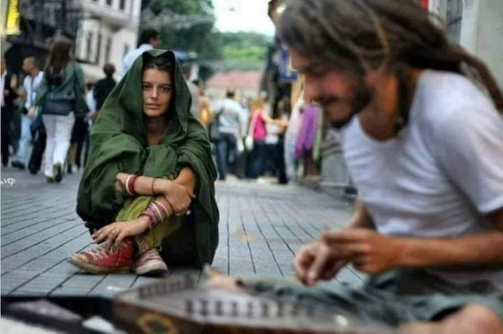 Kitabganj1's tweet photo. मेरी कविताओं में बंद है
आम लोगों का इतिहास। 

जिन्हें सत्ता से शिकायत का 
वक़्त न था।
और न थी
समाज से लड़ पाने की क्षमता। 

वो जयकारों में भी पीछे थे
और क्रांतियों में भी आखिरी। 

उनकी लड़ाई खाने और 
एक छत की थी
आखिरी दिन तक यही लड़ाई थी-
उनकी क्रांतियाँ वहीं तक सीमित थीं। 

1/2 https://t.co/DQhHC8fpId