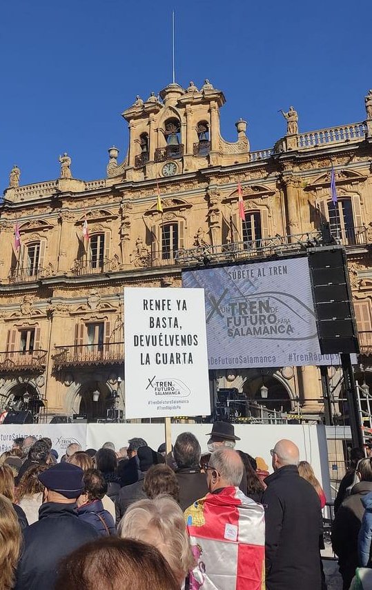 Accion_CyL's tweet photo. 🔴 Hoy hemos acudido a la concentración por la defensa de las conexiones ferroviarias de #Salamanca.

La ciudad más internacional de toda Castilla y León, con cientos de jóvenes que viven en Madrid, no puede resignarse a unos servicios del siglo pasado.

¡Defiende Salamanca! 🖤🤍 https://t.co/BxnfQch4YJ
