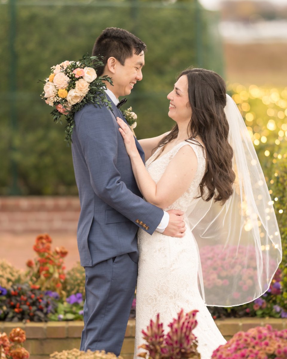 TimberPointCC's tweet image. Planting the seeds of love and watching them bloom in this flower-filled paradise 💐 
-
#LessingsWeddings #TimberPoint @Lessingsweddings
📸 : @parkavestudio