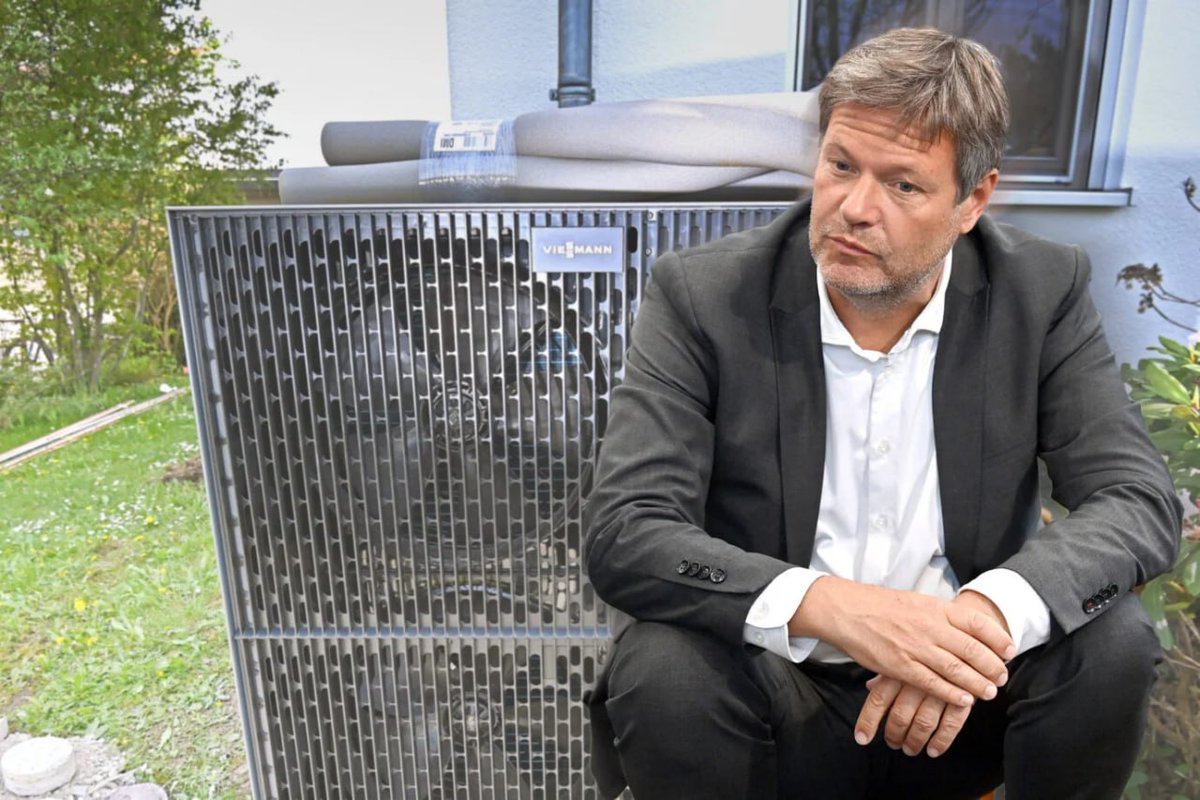 DerDeutsche62's tweet photo. Die Verbraucherzentrale Nordrhein-Westfalen hat vor stark steigenden Strompreisen gewarnt. Dies betrifft ausschließlich Haushalte, die ihre Wohnungen mit Elektrizität und nicht mit Erdgas oder Öl beheizen. Robert Habeck hatte für die Wärmepumpen günstigere Tarife versprochen. https://t.co/rBwBRYWewF