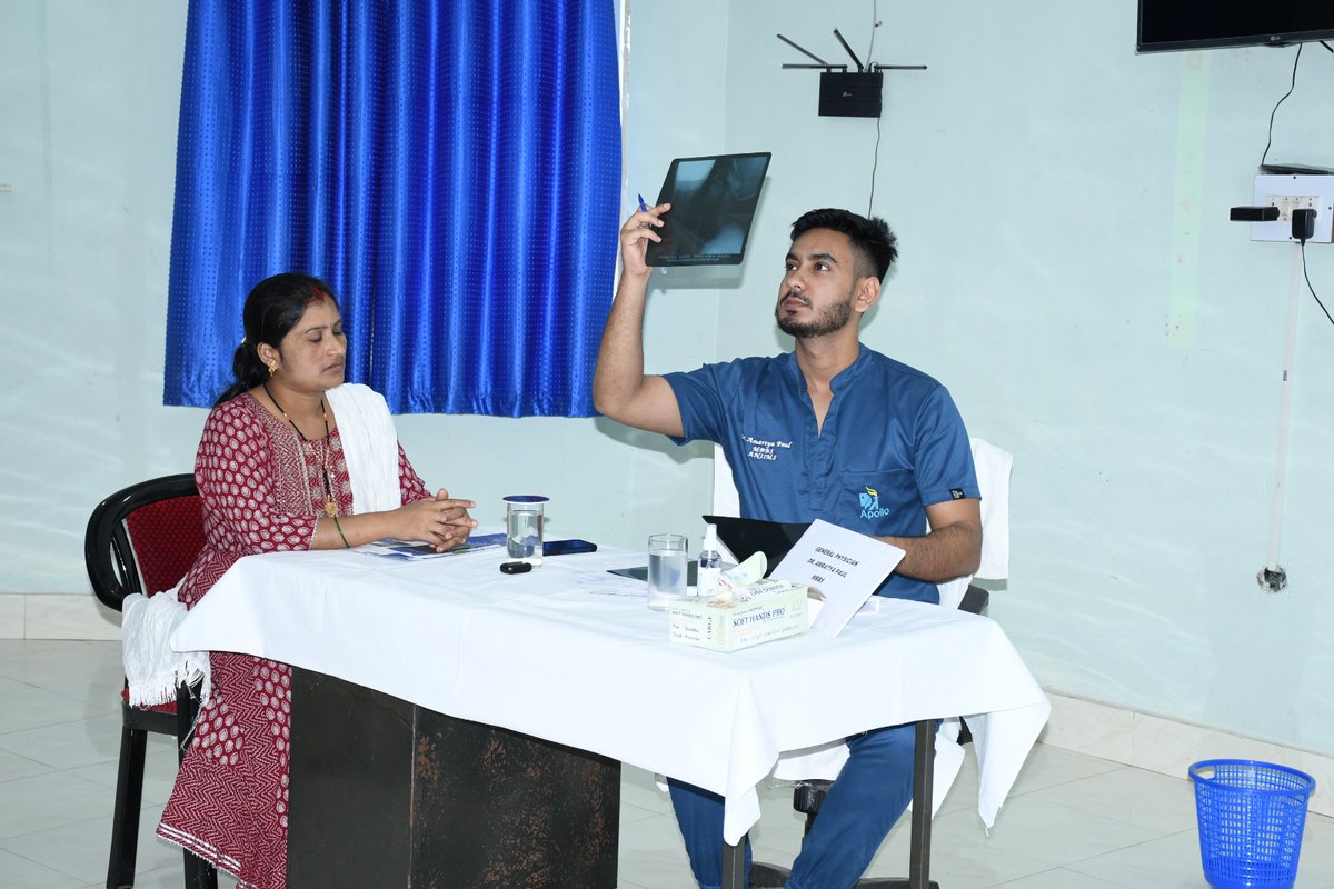AndamanPolice's tweet photo. On 21.01.2024, #PTSProthrapur partnered with Apollo Clinic, Garacharma for a Free Health Check-up Camp. Dr. Amratya Paul and Dr. Tazein Hussain provided invaluable services, diagnosed 50+ patients. Sh. R.K. Sharma, DANIPS, Vice Principal(PTS) honored Appollo Clinic with Mementos. https://t.co/zTr66WqxP9
