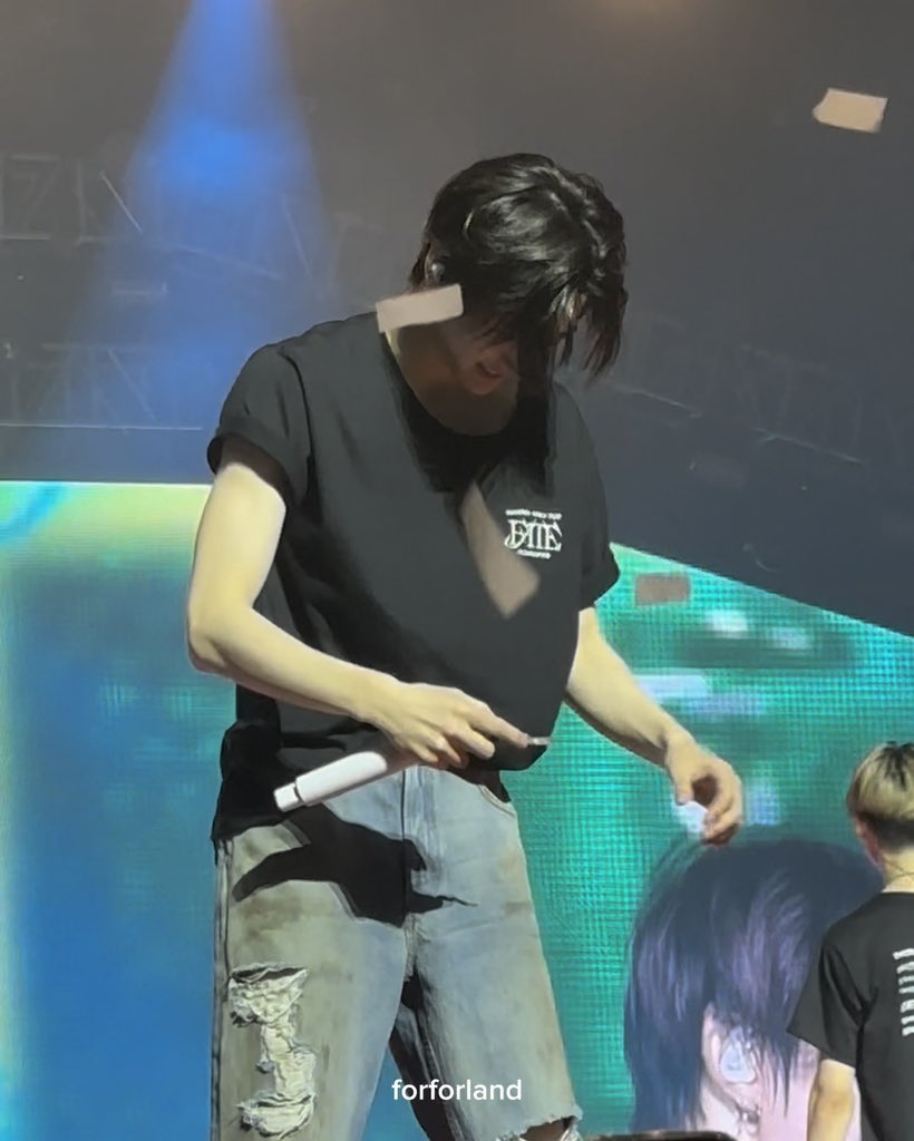 EN7ernally's tweet photo. sunghoon vs confetti 😭 https://t.co/VLcLytYMYW