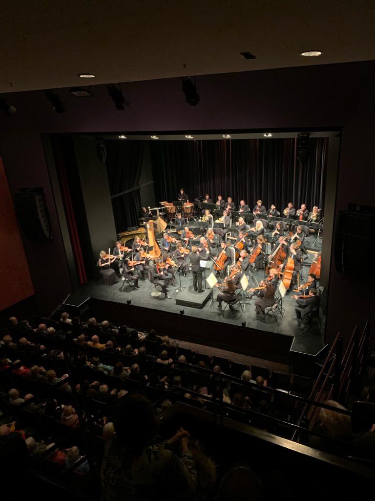 Gleich zweimal standen wir gestern bei unseren Auftakt-Konzerten mit dem Dirigenten Valentin Egel auf der Bühne: nachmittags in der Wagenhalle Griesheim und am Abend im Parktheater Bensheim. Schuberts zweite Sinfonie und Werke der Strauß-Dynastie haben unser Publikum begeistert.