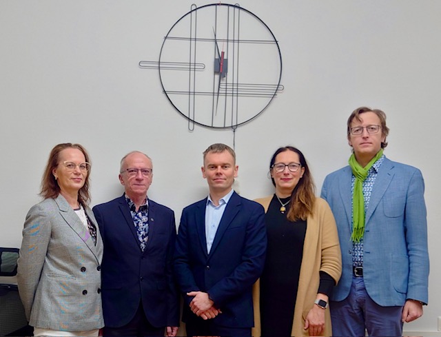 estoniangreens's tweet photo. Esmaspäeaval algab haridustöötajate üldstreik. #Rohelised toetavad ja on solidaarsed kõigi streikijatega! Kohtusime #EHTL, et anda edasi meie sõnum, toetavad sõnad ja mõistmine, miks see väljaastumine on vajalik. Ära Sina ole streigimurdja! #eestipoliitika #streik https://t.co/dRFJxEgPOM