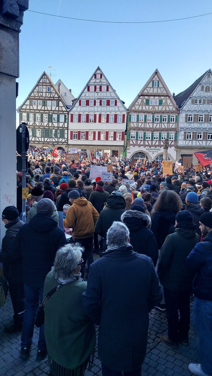 Herrenberg halkı bugün AFD ırkçı faşist söylemlerini protesto etmek için çoşkuyla meydanları doldurdu. ✊️✌️