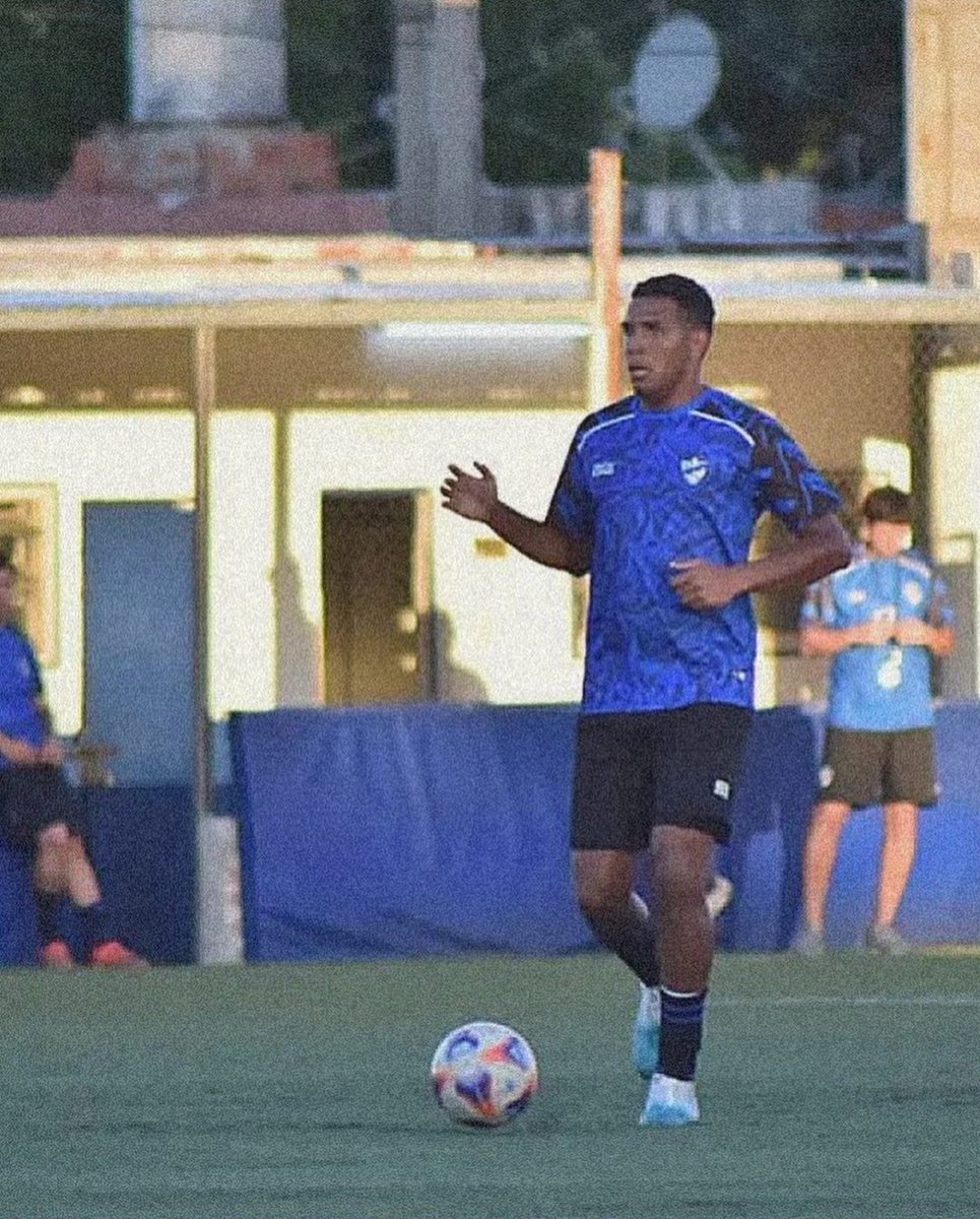 PASIONENASCENSO's tweet photo. El ex jugador de @DepArmenio Román Ugarriza es nuevo jugador de @PrensaMidland
En nuestro programa hablamos con él y te lo presentamos a través de Radio @Bunker949

Entrá a nuestro canal de Youtube, suscribite y escuchá la nota 

https://t.co/a5hSfMG6H0 https://t.co/7s4mNrSGWT