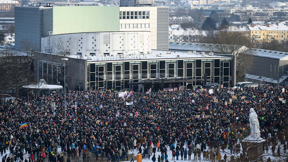 Perowinger94's tweet photo. Diese Bilder sind so kraftvoll. Sie zeigen, dass Demokraten geeint sind, dass die Zivilgesellschaft nicht gleichgültig ist &amp; das wir aus der Geschichte gelernt haben. Der Aufstand der Anständigen - das ist genau das was dieses Land so dringend gebraucht hat❤️ #DeutschlandStehtAuf https://t.co/LPW8wwLxCN