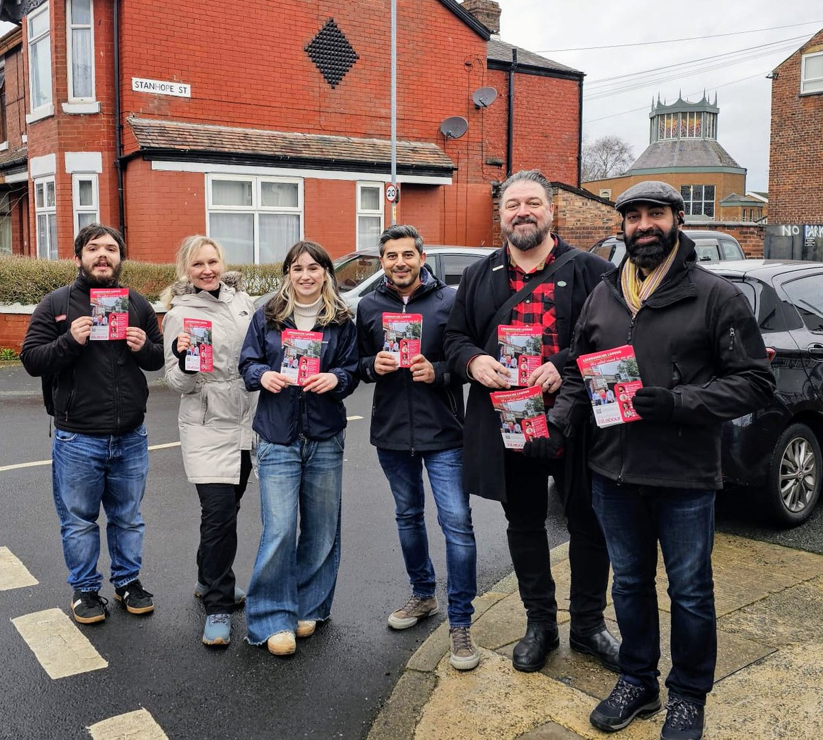 CarlGreatbatch's tweet photo. Much warmer morning campaigning in Levenshulme, and a warm response from residents for our @LevyCllrs. What's clear from speaking to people is that everyone wants a change of government and wants it as soon as possible! @LevenshulmeLab #LabourDoorstep https://t.co/3Fzi9J0jpD