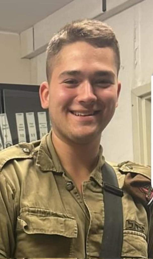 shlomopolak580's tweet photo. אבא כותב: ��בן שלי הגיבור ראם מאיר בטיטו תפס קו בכיסופים. בשמחת תורה התקשר למשפחה להיפרד. בהמשך נהרג עם המ"מ שלו מפגיעת פצמ"ר בגיל 19.
ראם הס��יק להתקשר לאימו ולהגיד אני אוהב אותך. אמא יש פה יותר מאלף מחבלים. אני אלחם עד הסוף!
אני מצטער ואוהב מאוד את כולכם!
מבקש שתשתפו לזכרו!! https://t.co/S6O5tPrUw8