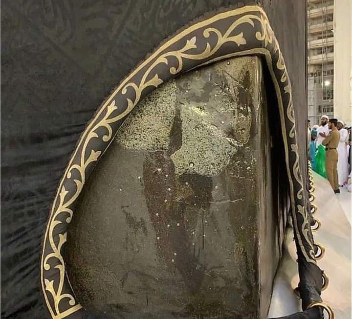JawaishRaza9's tweet photo. The sign of Arrival of Maula Ali (as) in holy Ka'ba will stay till Day of Judgment

Many engineers tried attempts to fix the broken wall of the Ka'ba which was cracked on 13th Rajab for the birth of Imam Ali (as), but they don’t know that no human can close the path which Allah🫀 https://t.co/3HuKVU1J4h