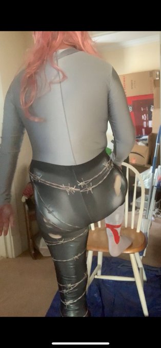 Silver spandex bodysuit Barbed wire leggings Pink wig High Christmas socks Part 1 https://t.co/RIrfK<a href="/tag/spandex"class="tags"><span>#spandex</span></a>