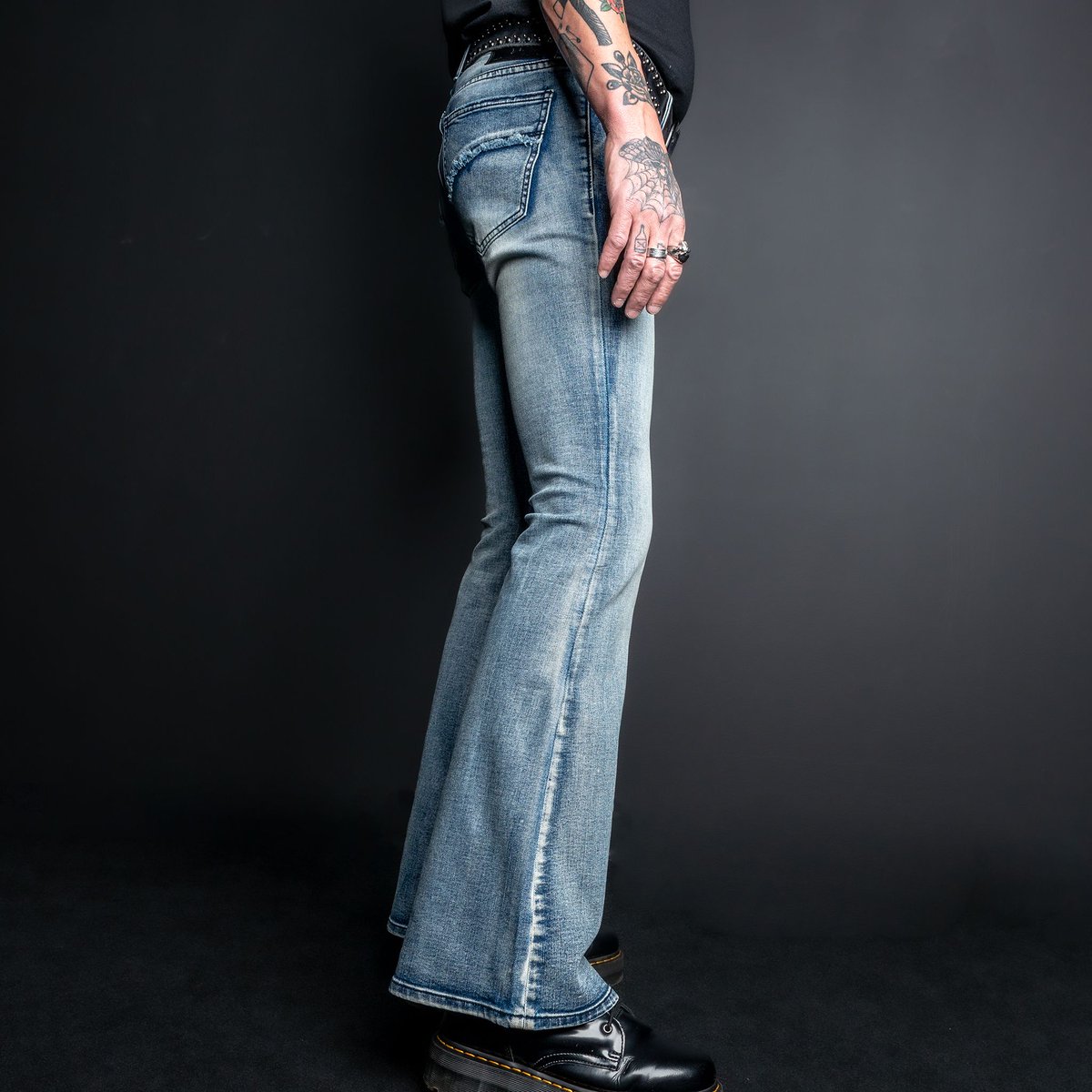 wornstar's tweet photo. Get your hands on the jeans that will become your go-to fashion essential! 👖 🤘
https://t.co/hZlHygVT9h
#wornstar #wornstarclothing #denimessentials #starchaser #flarecutjeans #classicbluedenim #wornintwearout #rocknrollforever https://t.co/pqtYZLTxKt
