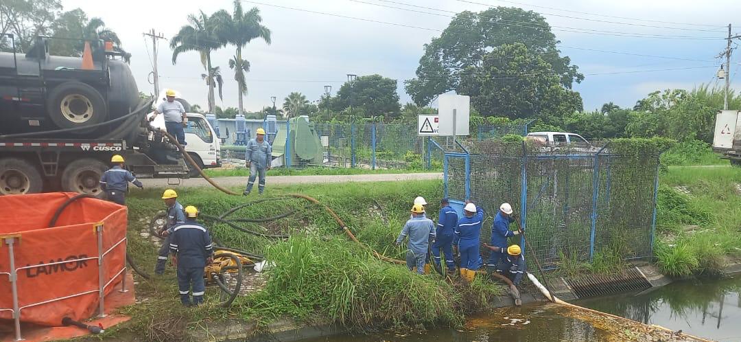 EPPetroecuador's tweet photo. @EPPetroecuador registra perforaciones clandestinas permanentes en sus tuberías, que provocan afectaciones al ambiente en las zonas aledañas. Además, estas acciones de ciudadanos inescrupulosos generan pérdidas económicas y pueden poner en riesgo la provisión de hidrocarburos. https://t.co/8H8KcLnJ2k