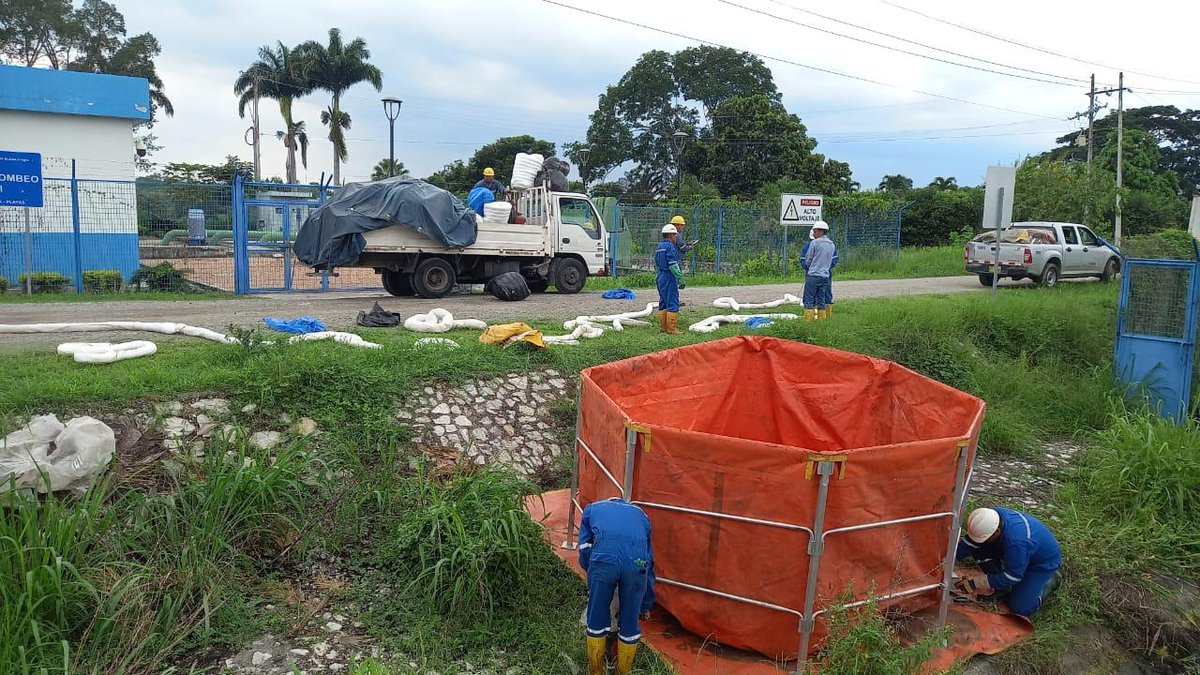 EPPetroecuador's tweet photo. Personal de @EPPETROECUADOR, @EmpresaaguaEc, @cee_ec y @alcaldiagye laboran en jornadas de 24 horas para culminar los trabajos de limpieza en la zona del canal Chongón, Playas, vía a la Costa. Esto, tras la perforación clandestina a la tubería que causó la fuga del hidrocarburo. https://t.co/rynTAHSfwS