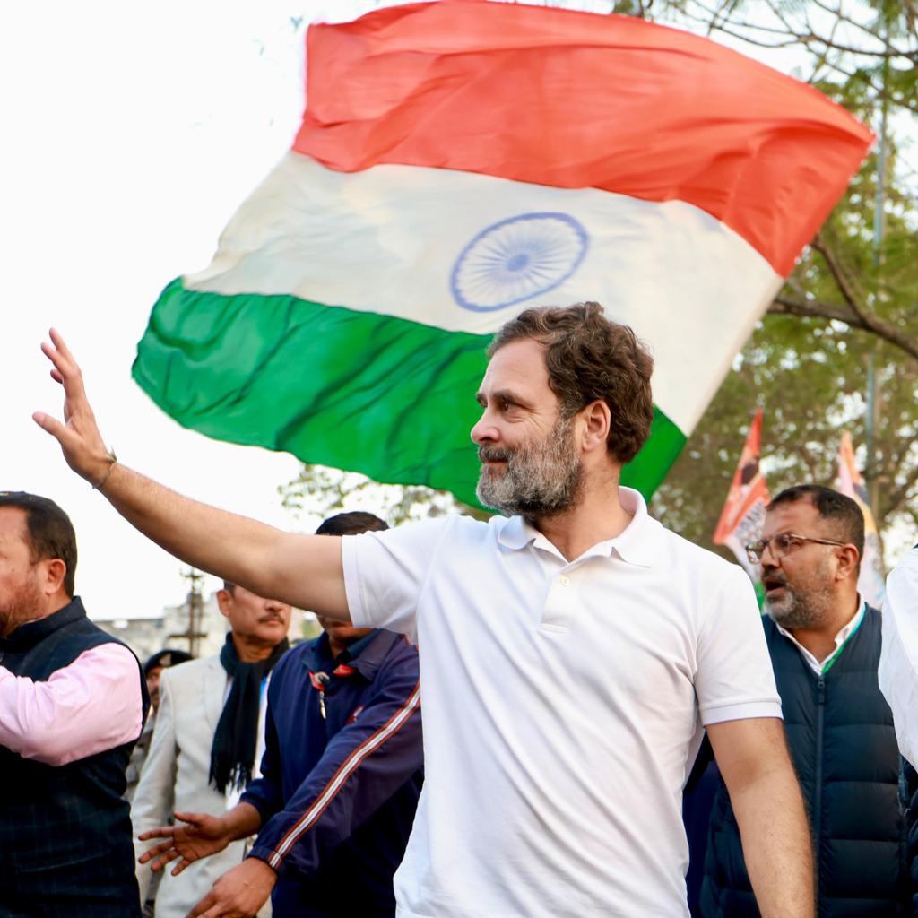 JaikyYadav16's tweet photo. आपको याद होगा न जब किसी ने कहा था कि

अपने CM को धन्यवाद कहना, कि मैं हवाई अड्डे तक जिंदा लौट आया।

आज राहुल गांधी असम में भारत जोड़ो न्याय यात्रा कर रहे थे तभी कुछ एक पार्टी के गुंडों ने बस के बाहर नारे लगाना शुरू कर दिए बस इतने में ही राहुल गांधी ने बस रुकवाई और उनके बीच चले गए, इतने में ही सारे गुंडे विनम्र हो गए।

राहुल गांधी का जज़्बा और निडर अंदाज़ काबिले तारीफ़ है। यह वो नेता है जिसे न किसी का डर है और न ही भय, यह अपनी मोहब्बत से दुश्मनों को भी अपना बना लेता है।