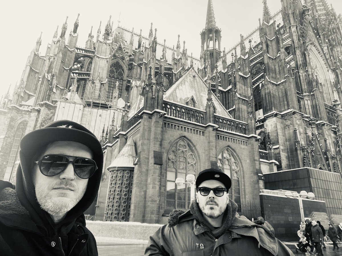 Köln tonight 🇩🇪 with The Sisters Of Mercy 🖤 Very real temperatures here 🥶 Sending our love to all 👊🏻✌🏻 #thesistersofmercy #köln #cologne