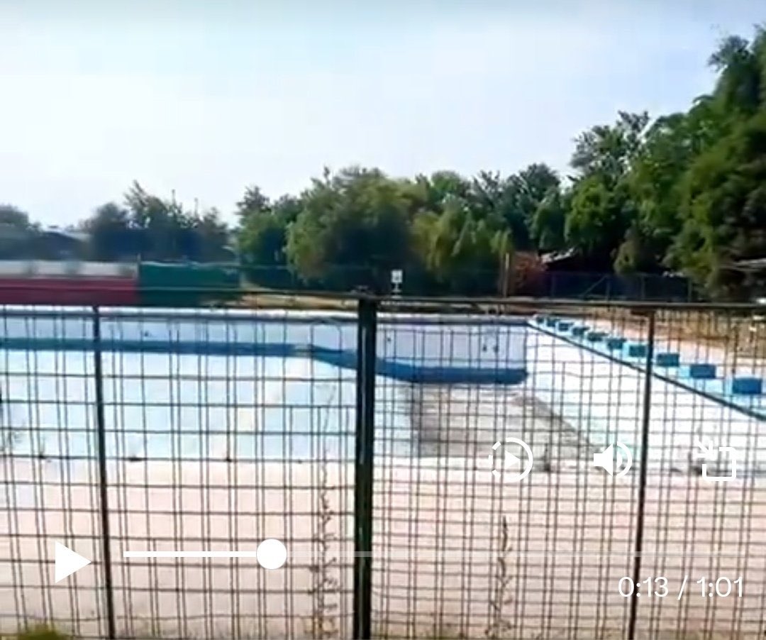 zanwroo's tweet photo. La piscina municipal de La Florida de Carter / La piscina municipal de La Pintana https://t.co/bfFeW5AFOS