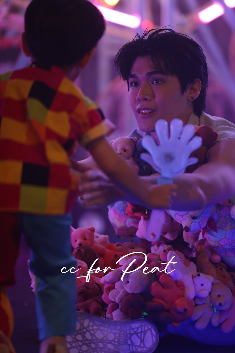 cc_forPeat's tweet photo. While waiting for Jorge to go on stage, Peat's eyes was so soft🥹

（ps. Sorry for the bad light）

🎪 @peatwasu 🕺🏻

#ONEsPeatFestiveBDay 
#Peatwasu #CaptainPeat #BabyFeat https://t.co/uRoWVBrExd