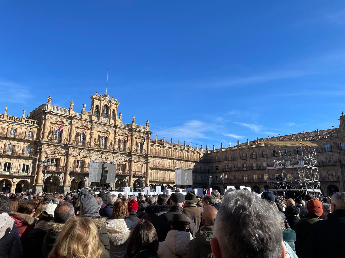 MarioVarona's tweet photo. Salamanca respondió y rebosó. No es fácil ver la plaza llena, y menos si no es por ocio, como es normal. En este caso, es más importante, son derechos arrebatados. Gracias a todos por venir.
Faltan los que no han podido porque todos los trenes a Madrid están llenos. https://t.co/QcaEWKdxRU