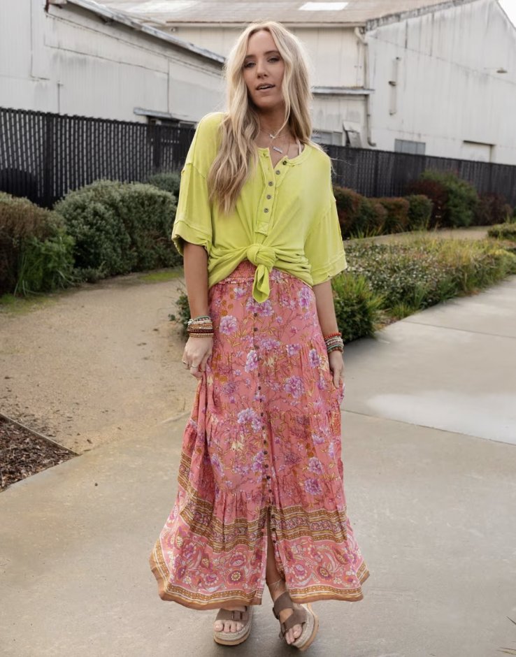 Florals, in winter? Groundbreaking 😉
Skirt: Gardens Edge Floral Print Skirt
threebirdnest.com/products/garde…
