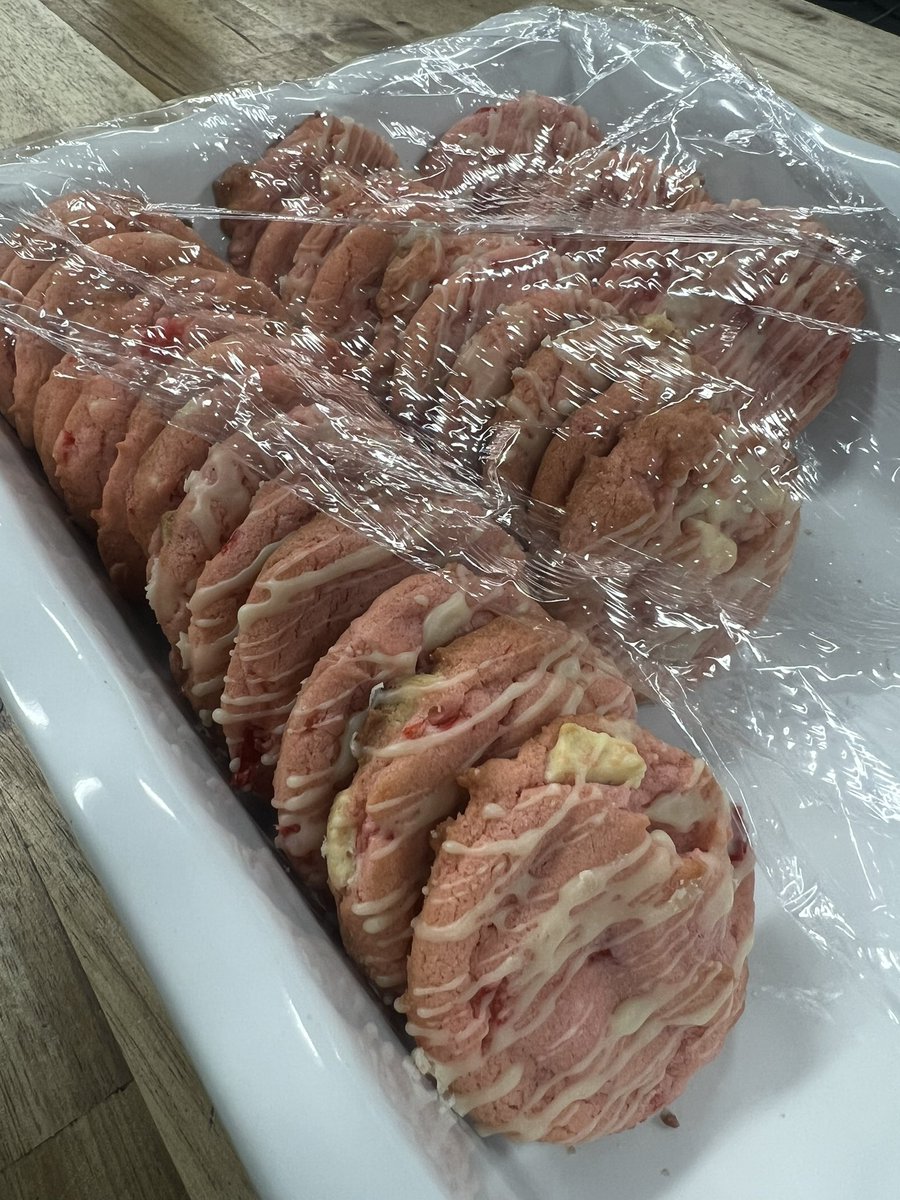 DINGOJOHNS0N's tweet image. LMAOOO Dude brought more