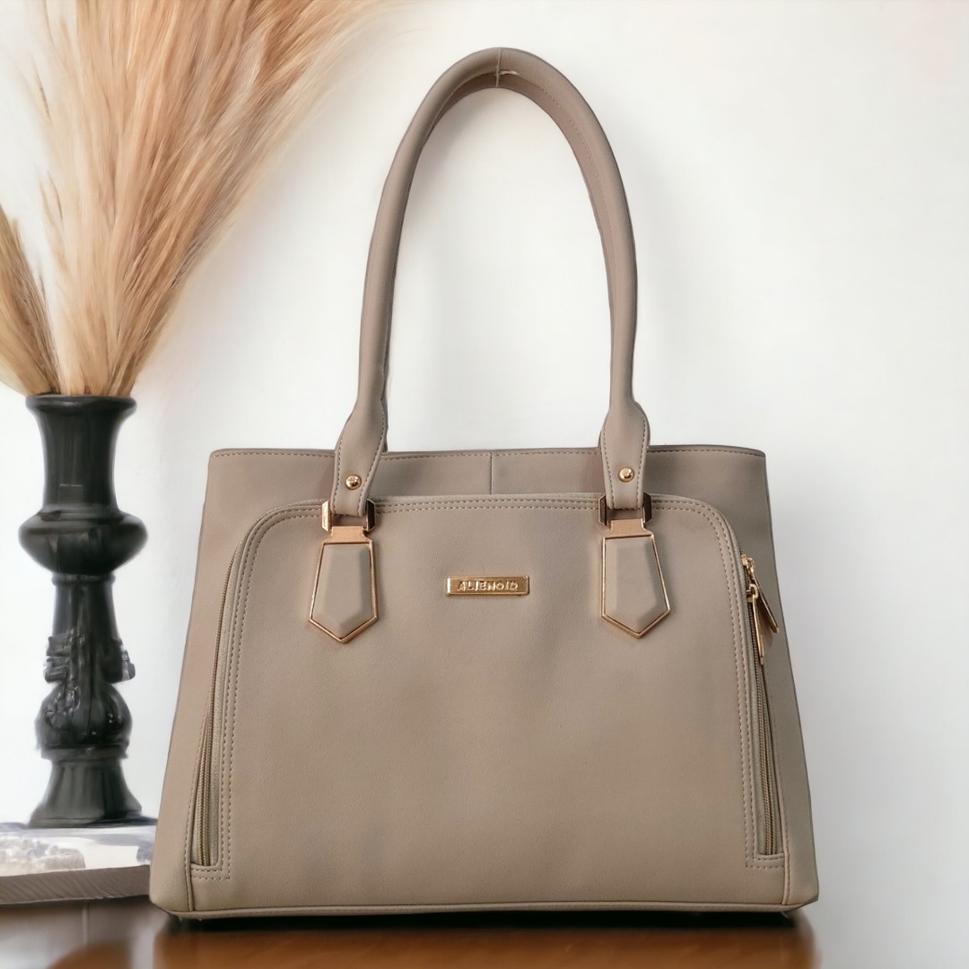 Alienoid_India's tweet photo. Indulge in sophistication with Alienoid's timeless handbags! 📷📷 Elevate your look with dimensions that define perfection: 13" length, 5" width, 10" height. To make a statement, WhatsApp: 9326779916. #AlienoidLuxury #ChicDimensions #FashionForward #OrderNow https://t.co/EoxiWHhA6M