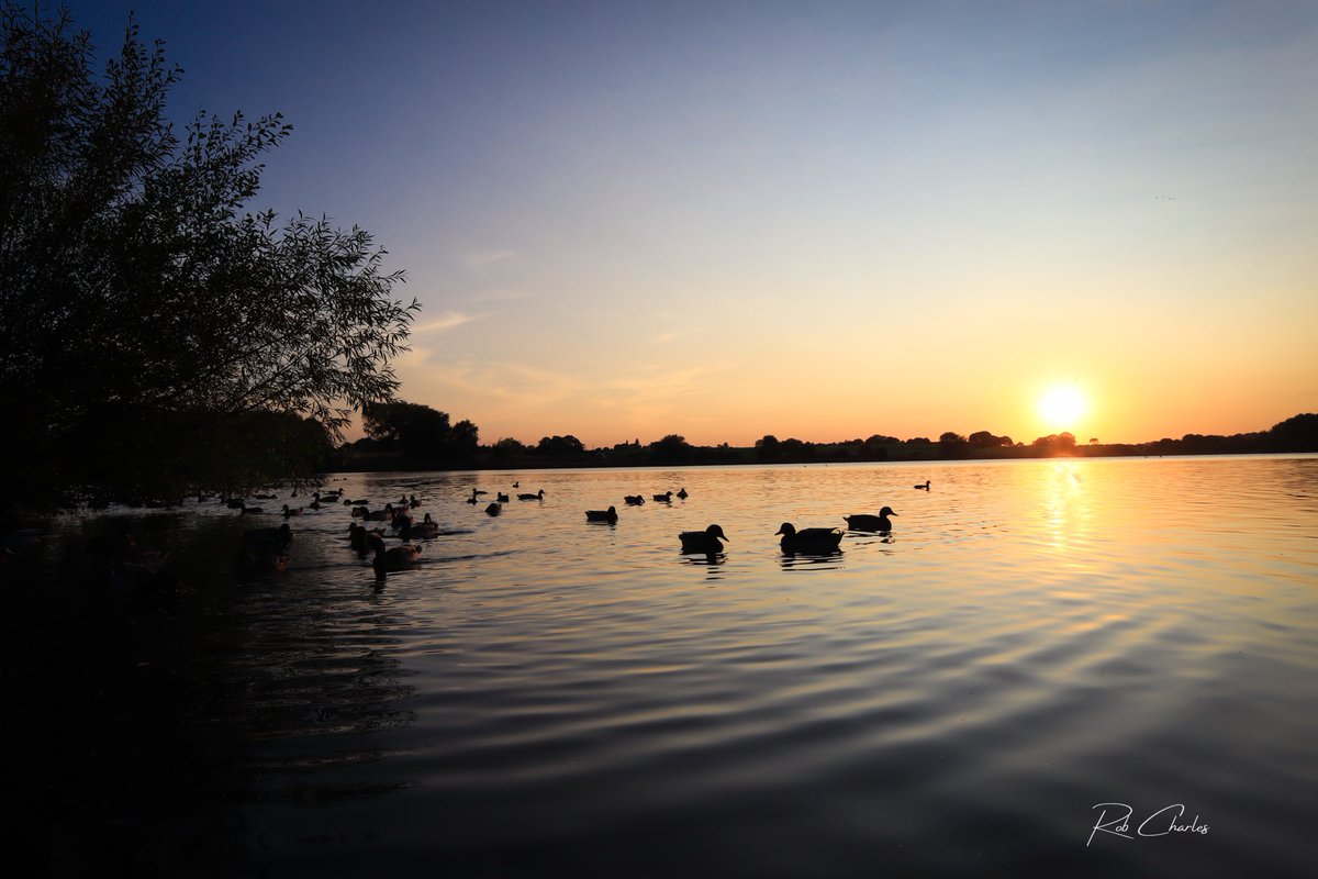 radiorobcharles's tweet photo. 70 days till British Summertime Begins. These pictures from #Pickmere Lake in #Cheshire #sunset https://t.co/GaKK6xCvA0