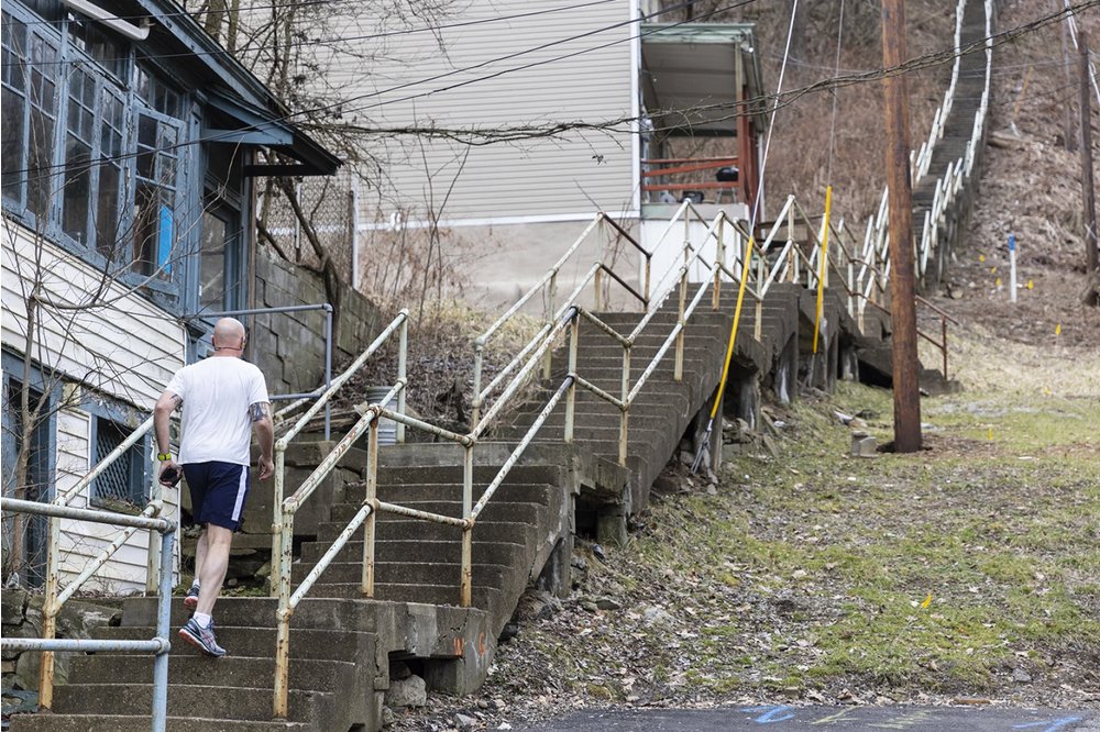 At 371 steps, Rising Main Way is the 4th longest stretch of steps in #Pittsburgh. In days past, workers used them to descend from their homes in the Fineview neighborhood to jobs in the valley below. 🖤💛 #SundaySteps

[via: David Kidd governing.com/community/savi… ]