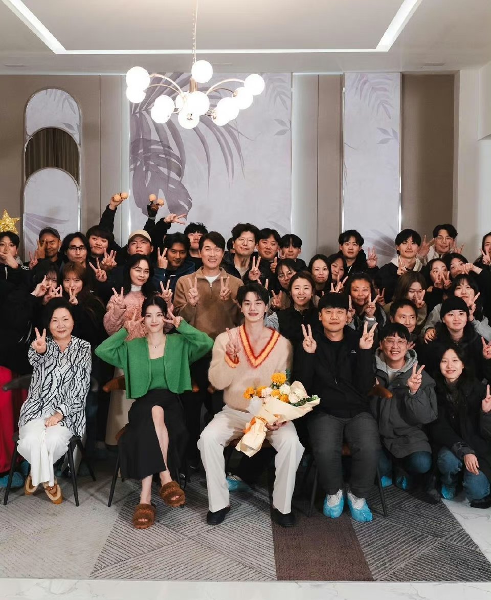 pia2423's tweet photo. There are 4 group photos that were posted so far... #MyDemon https://t.co/TyTVHduxhW