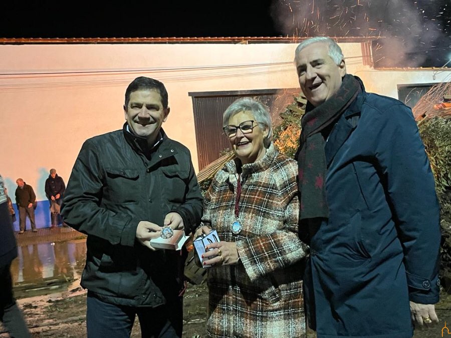 🎖️La Asociación de Vecinos del Pilar de Abajo y San Sebastián de #Almodóvardelcampo entrega a @M_A_Valverde  la medalla del Santo

📸Es la primera vez que el Presidente de la Diputación asiste a la celebración de esta festividad de San Sebastián