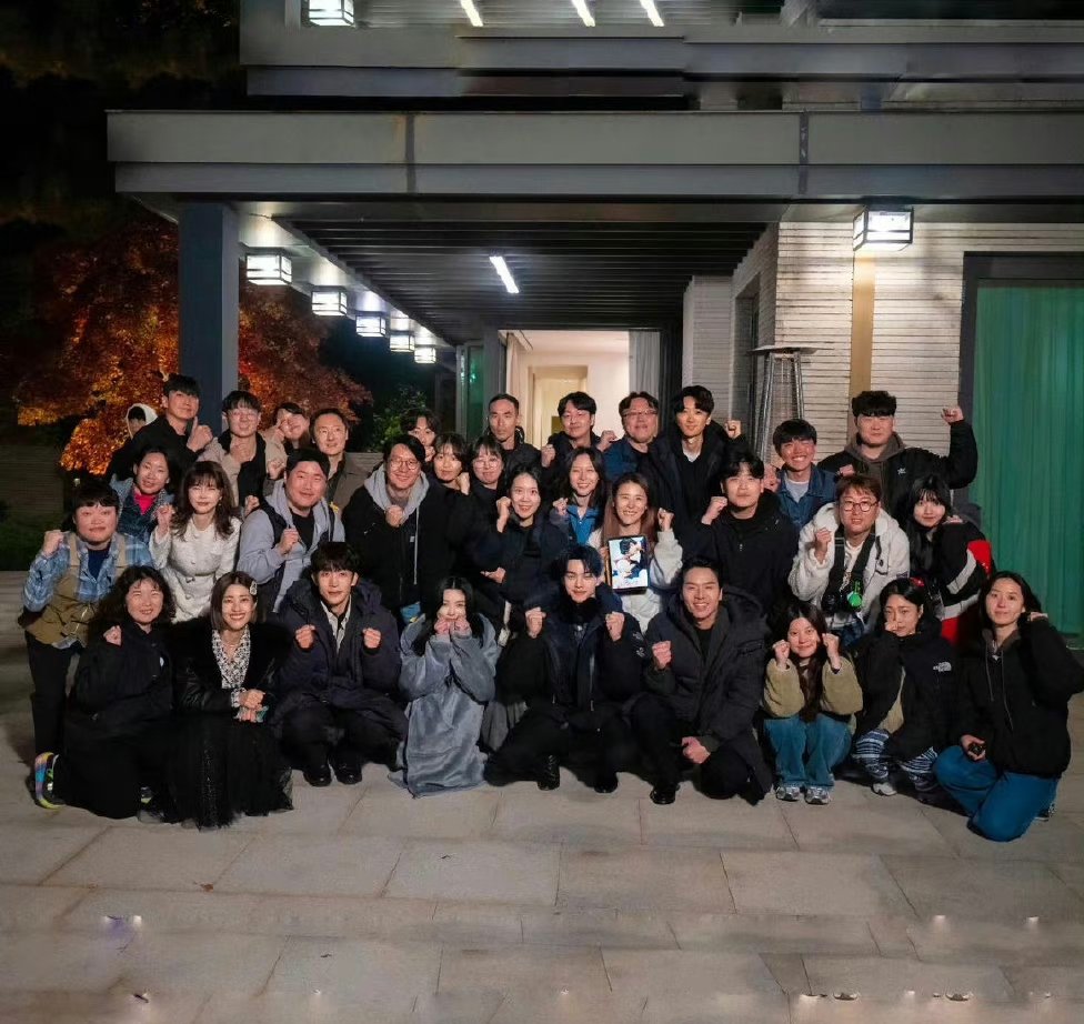 pia2423's tweet photo. There are 4 group photos that were posted so far... #MyDemon https://t.co/TyTVHduxhW