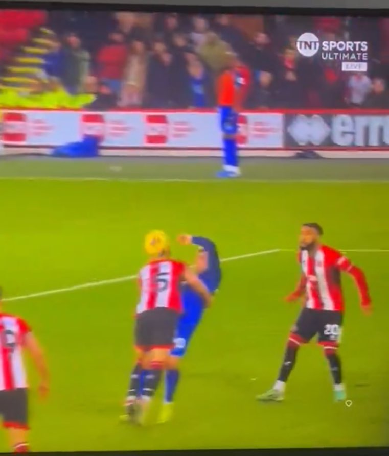 McBurnie fouls Areola if anything, fine, I can see how VAR cant overturn it, but def feel hard done by. But how in the actual fuck have the on field ref and VAR missed the blatant NFL tackle on Jarrod Bowen?!? Not to mention Coufals first yellow being an absolute joke?!?! #SHUWHU