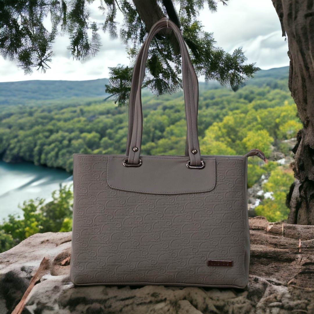 Alienoid_India's tweet photo. Step into the spotlight with Alienoid's mesmerizing handbags! 📷📷 Elevate your style with dimensions that captivate: 13" length, 5" width, 9.5" height. Make them yours by WhatsApping: 9326779916. #AlienoidElegance #ChicDimensions #FashionFlair #OrderNow https://t.co/69AvrxlOBR