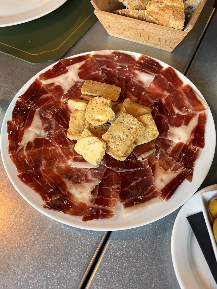 KNYCPHOTO's tweet photo. マドリッドは🥘→🐖→🥘→🐖のルーティーン。イベリコ豚の生���ム初めて食べたけど何これウマ過ぎ🇪🇸
スペインは人も優しいし街も綺麗でご飯も美味しくて最高⤴️

#写真好きな人と繋がりたい 
#写真で伝える私の世界 
#photograghy 
#スペイン https://t.co/40NCB75Wvl