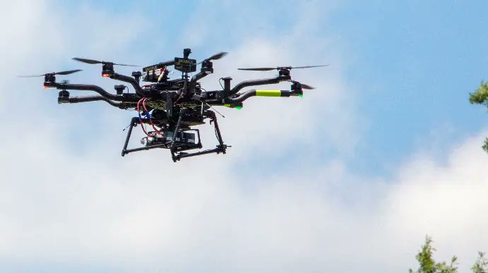 🔶🇺🇸NASA, Otonom Drone'larla Hava Taksi Araştırması Yürütüyor.

🔹Hampton, Virginia'daki Langley Araştırma Merkezi'ndeki NASA araştırmacıları, yakın zamanda görsel gözlemci olmadan birden fazla drone'u görsel görüş hattının (BVLOS) ötesine uçurdu.

🔹Drone'lar, kalkış sırasında,…
