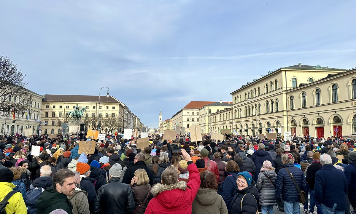 München sendet ein klares Signal für #Vielfalt und gegen Intoleranz! Nach nur einer Stunde musste die friedliche Demonstration gegen Recht bereits abgebrochen werden aufgrund des enormen Zustroms von bis zu 250000 Bürger*innen! #München ist bunt &amp; bleibt bunt! #NieWiederIstJetzt