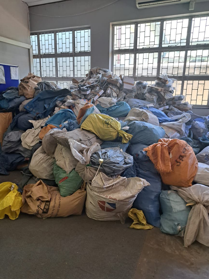 BantuHolomisa's tweet image. Maqabane ka Tambo! What is this / Yintoni le. People’s Parcels,letters, Insurance policy contracts &amp;amp; digital migration decoders/dishes are gathering dust in all Post Offices. You are real destroyers of SA infrastructure &amp;amp; SOEs. You have no shame.