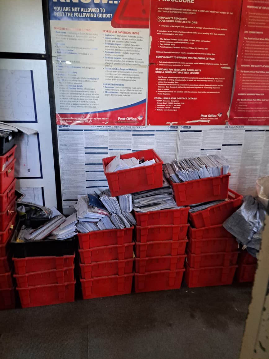 BantuHolomisa's tweet image. Maqabane ka Tambo! What is this / Yintoni le. People’s Parcels,letters, Insurance policy contracts &amp;amp; digital migration decoders/dishes are gathering dust in all Post Offices. You are real destroyers of SA infrastructure &amp;amp; SOEs. You have no shame.