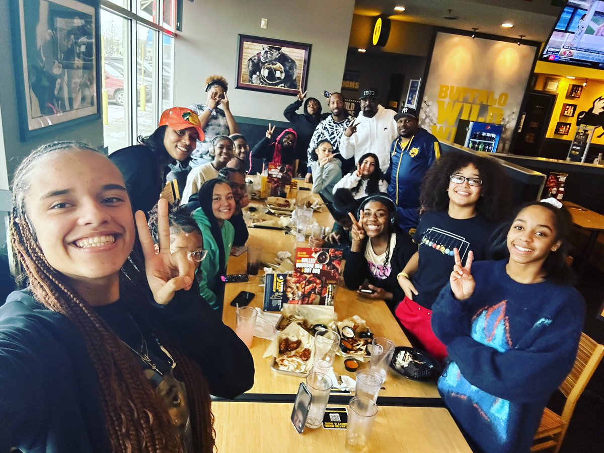 terrytoliver92's tweet photo. We had a good time yesterday at BW3’s yesterday. Thank u to my friend  for treating the team to lunch. I tell my girls all the time to stay ten toes down, play hard, compete, play as a team and be coachable because u never know who is watching! 
#Exit54 🏁 LFRF👣 https://t.co/2v8OzDTlbo