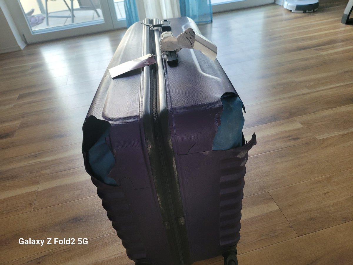 pragatigupta23's tweet photo. @KuwaitAirways @BcasHq I recieved my baggage after 6 days with broken wheels and broken lock. It's completely damaged @KuwaitAirways
@TurkishAirlines  @BcasHq @DelhiAirport https://t.co/LesX0wft6H