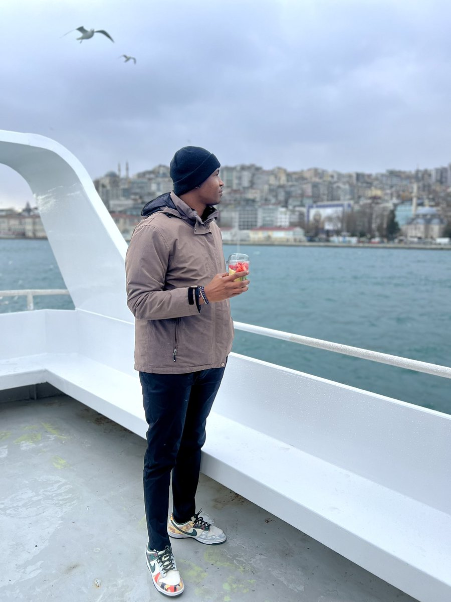 OuessouDIABY's tweet photo. Qu’il pleuve ou qu’il neige… https://t.co/IewI5ybepi