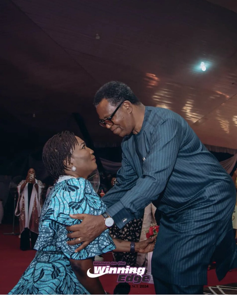 dolawanle's tweet photo. Honouring your husband is not old fashioned and it will usually be reciprocated with love. I just hope many people who sees @FFAdejumo as their mentor will emulate her. https://t.co/ALQKaDIF38
