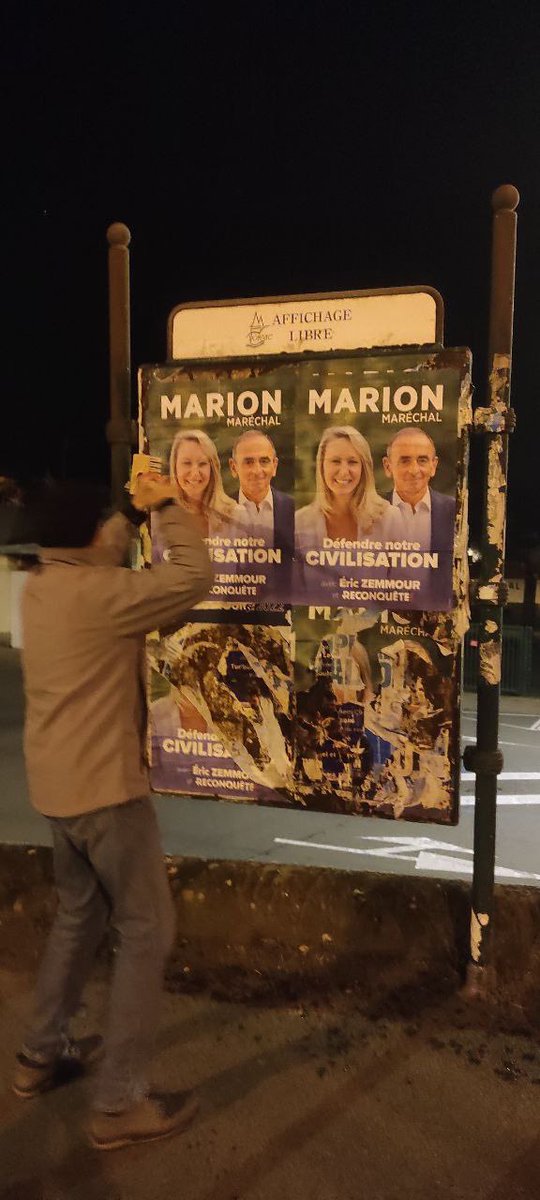 Reconquete44's tweet photo. Les militants de la circo 9 de #LoireAtlantique ont bravé le froid vendredi soir avec une opération de collage ce week-end à #Pornic et #Arthon.
Bravo!
#LaReconquêteEnAction https://t.co/pi2T8gq4pm
