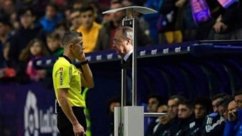 Lo que ve el arbitro cada vez que va a mirar la pantalla del VAR en el Madrid-Almería. ¡HALA MADRID!