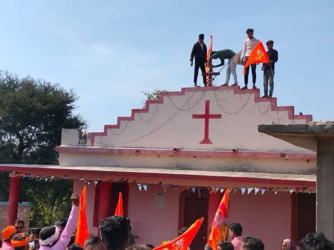 यह तस्वीर मप्र के झबुआ की बताई जा रही है, जहां एक चर्च पर असमाजिक तत्व भगवा झंडे लगा रहे हैं। क्या इनके ख़िलाफ कार्रावाई होगी?